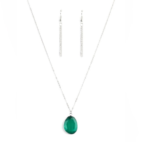 Emerald green crystal stone pendant necklace - Picture 2 of 3